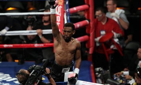 Sergio Mora se lastimó rodilla y tobillo; Daniel Jacobs ganó