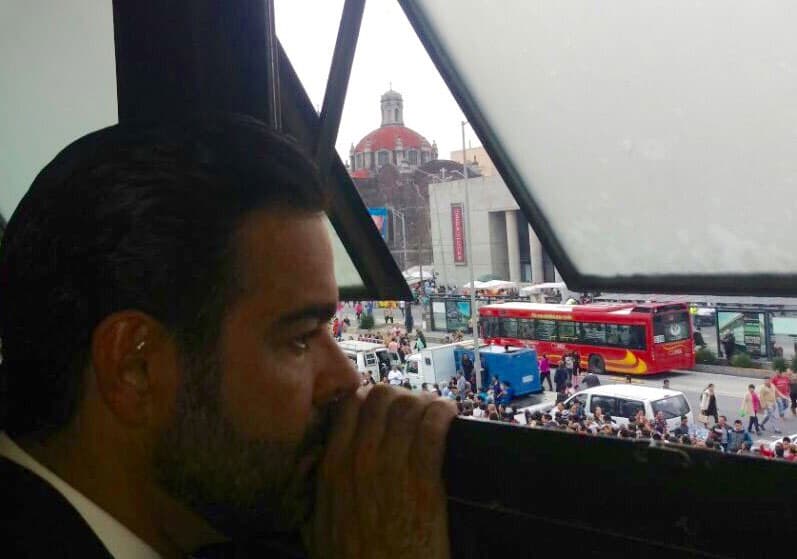 @PabloMOficial: "Seguimos sin creer q nuestro Juan Gabriel. Ha partido, aquí desde Bellas Artes y todo su público afuera, fiel a él".