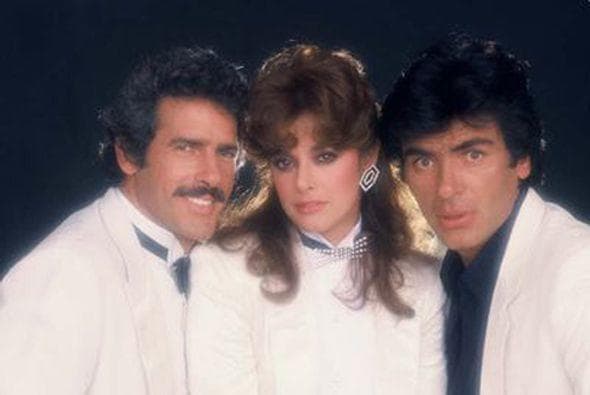 En 1985 llegó a la pantalla chica la telenovela 'Tú o nadie', protagonizada por 
<b><a href="http://www.univision.com/temas/lucia-mendez">Lucía Méndez</a></b>, 
<b><a href="http://www.univision.com/temas/andres-garcia">Andrés García</a></b> y 
<b>Salvador Pineda</b>, este triángulo amoroso saltó de los foros de televisión a la vida real.