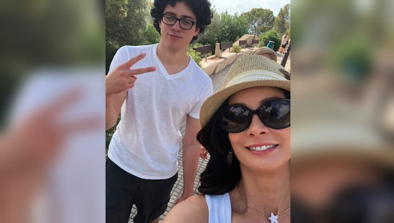 La maternidad transformó sus prioridades y tras su divorcio del padre de los menores, Dayanara se dedicó a ellos. En esta imagen sonríe junto al 
<b><a href="https://www.univision.com/shows/mira-quien-baila/cuando-a-dayanara-torres-le-dijeron-que-su-hijo-podria-tener-sindrome-de-down">mayor de sus "bebés", Cristian</a></b>.