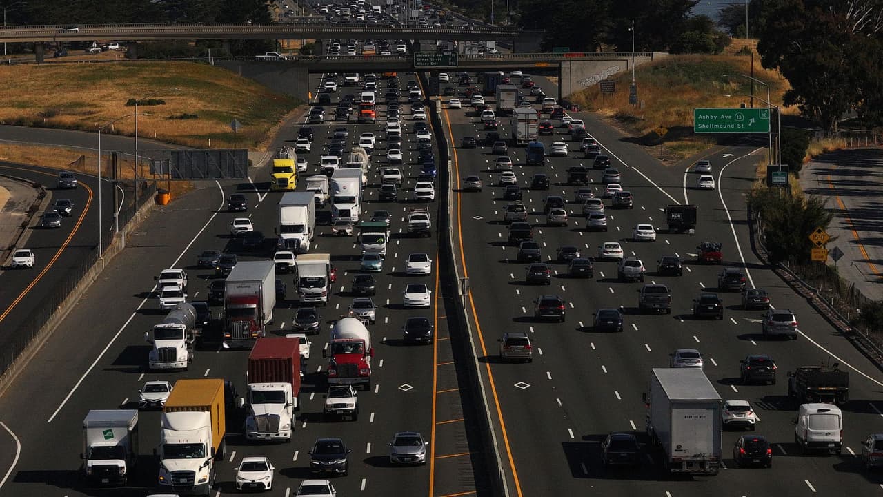 Cierre de carriles en la I-80 por un accidente entre dos camiones, cerca de Morris