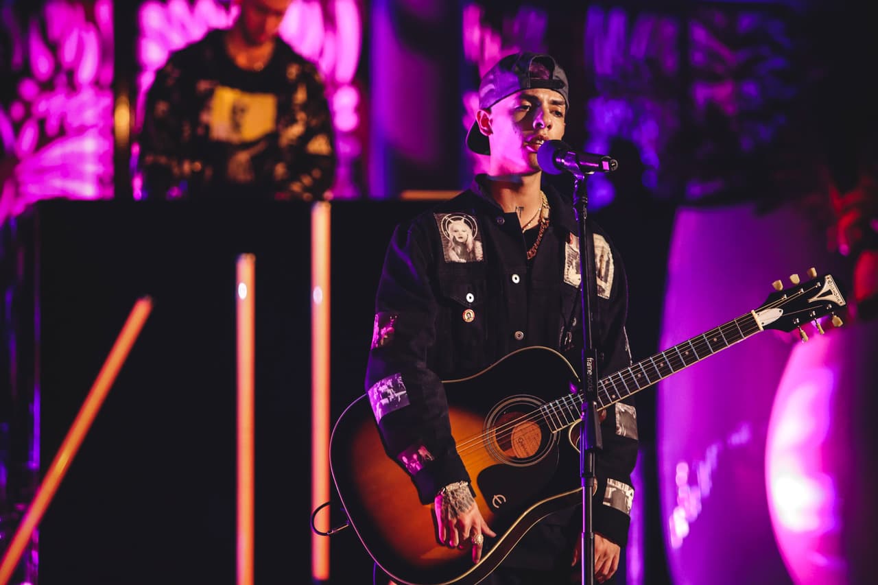 El joven de 19 años que 
<b>aprendió a tocar guitarra viendo los videos de Ariel Camacho en YouTube, </b>era uno de los artistas más novatos en la industria.