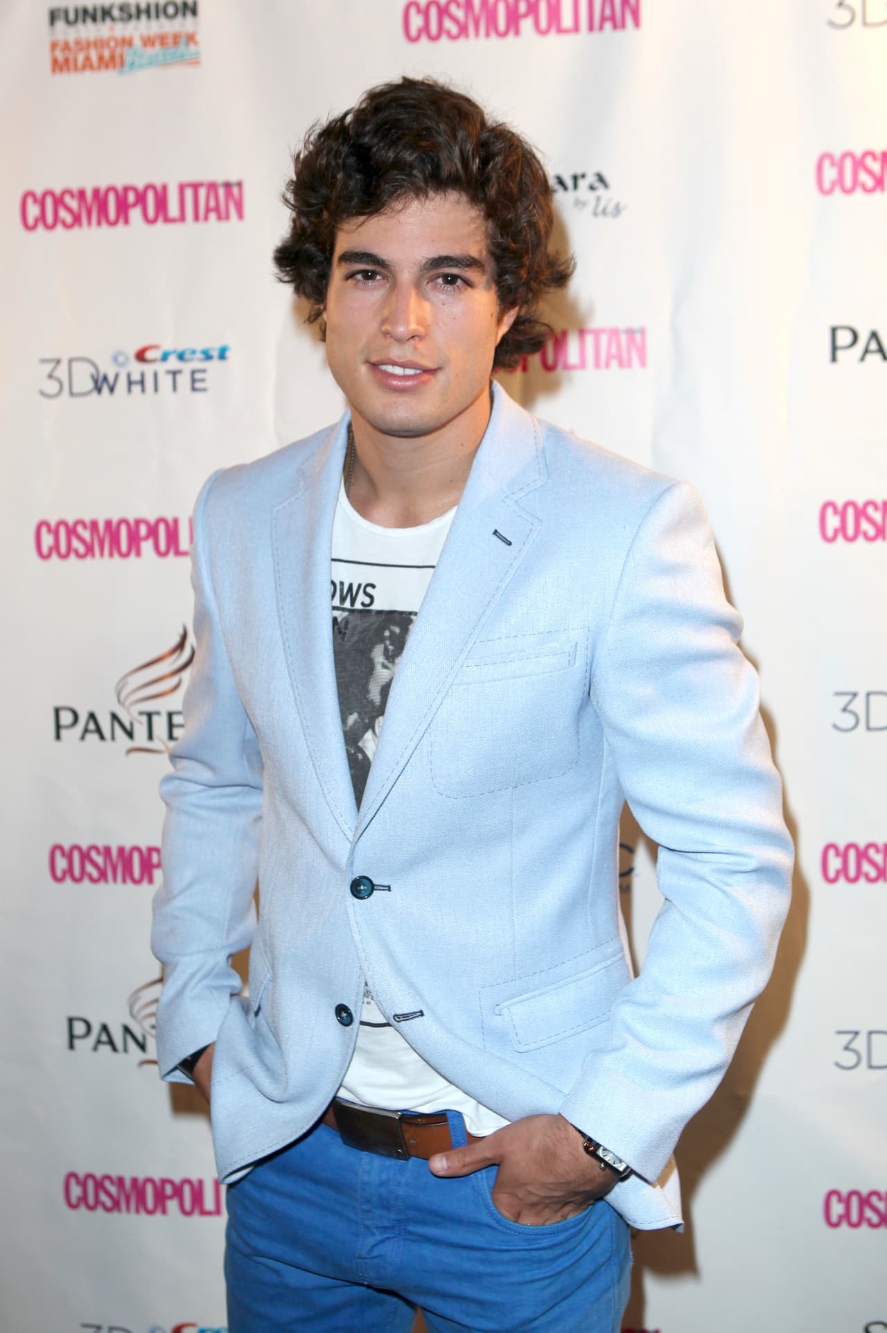 El actor se inició en los escenarios del teatro, participando en la obra 'Crónicas desquiciadas', donde destacó y pronto comenzó a recibir papeles en la televisión, como en la serie 'Grachi', donde interpretó al villano Max.