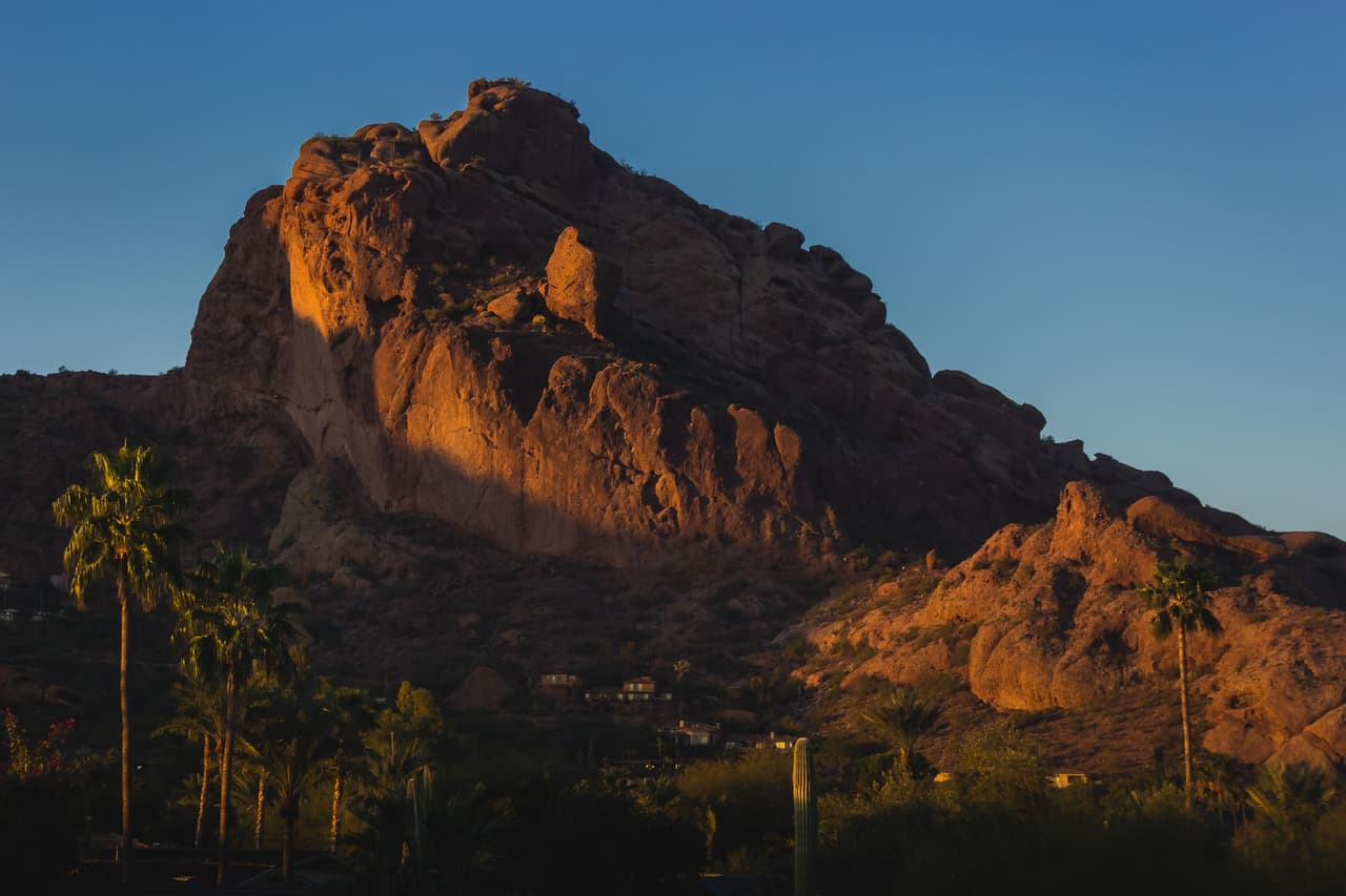 <b>Arizona: Paradise Valley. Población: 13,833. Ingreso promedio de un hogar: $173,487. </b>Una de las ciudades con mayor poder adquisitivo de la lista. Las casas de este lugar tienen un valor de más de 1.3 millones de dólares
<br>Paradise Valley es un excelente destino popular para relajarse y disfrutar de sus resorts, campos de golf y vida nocturna.
<br>