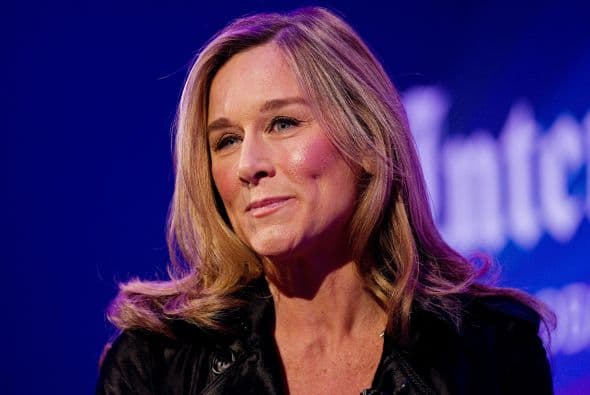 49.- ANGELA AHRENDTS: Empresaria estadounidense, era el CEO de Burberry entre 2006-2014. El 14 de octubre de 2013, se confirmó que ella se uniría a Apple a mediados de 2014 como su Vicepresidente Senior de tiendas minoristas y en línea.
