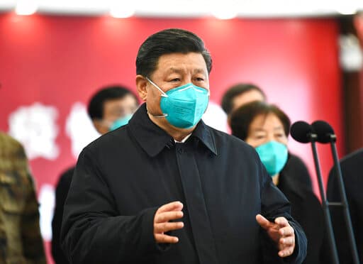 El presidente chino, Xi Jinping, habla con el personal médico y de enfermería del nuevo hospital Huosehshan en Wuahn.