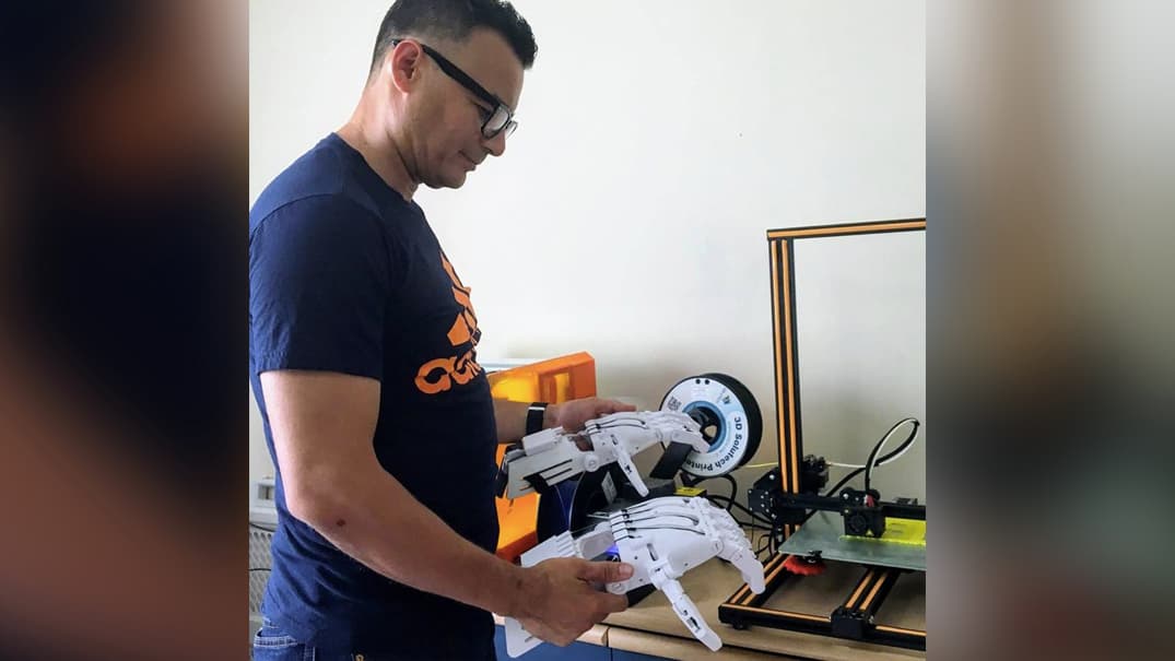 Este salvadoreño fabrica prótesis de manos y las regala a quien las necesite