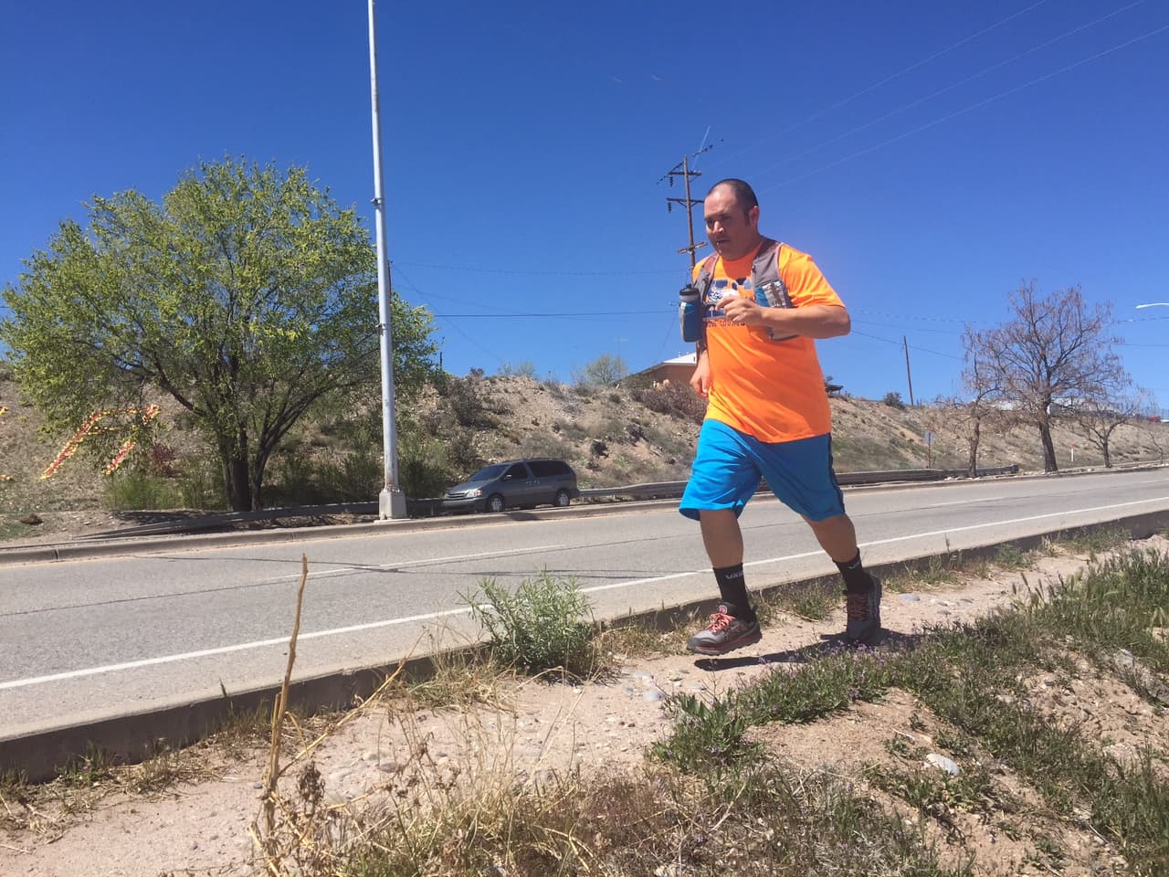 A este hispano le tiraron una botella de orina y lo insultaron mientras hacía ejercicio, pero no dejará de correr