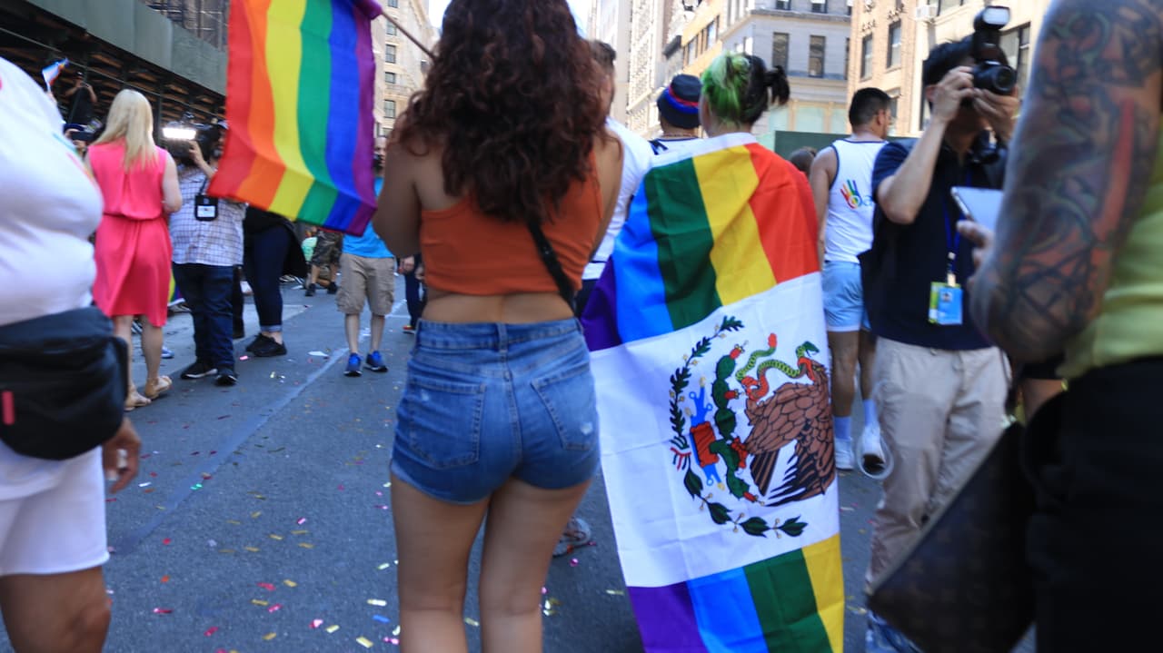 Algunas personas llevaron banderas de sus países modificadas con los colores LGBT+.