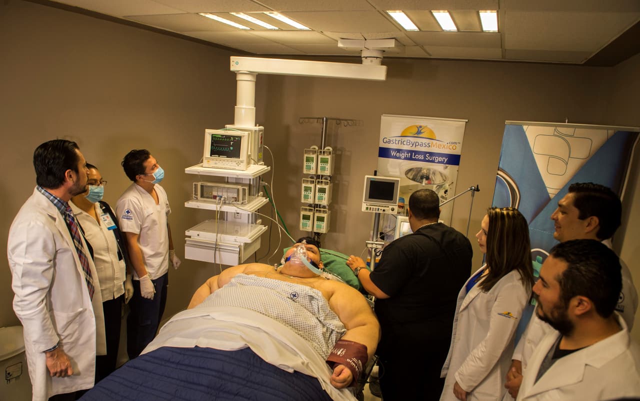 También se le hizo una división intestinal para que el proceso de absorción sea selectivo, es decir, que solo una parte de su intestino absorba nutrientes.