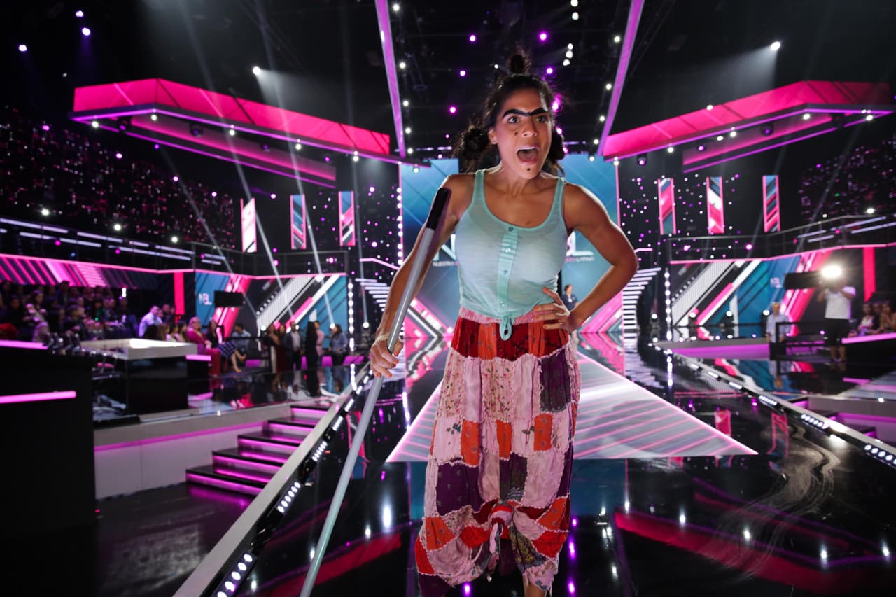 Mientras paseaba con su escoba, la reina de Nuestra Belleza Latina 2015 hacía los chistes y bromas que la caracterizan.