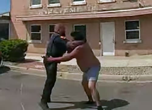 Nykon Brandon intenta tomar el arma de un agente de la policía de Salt Lake City.