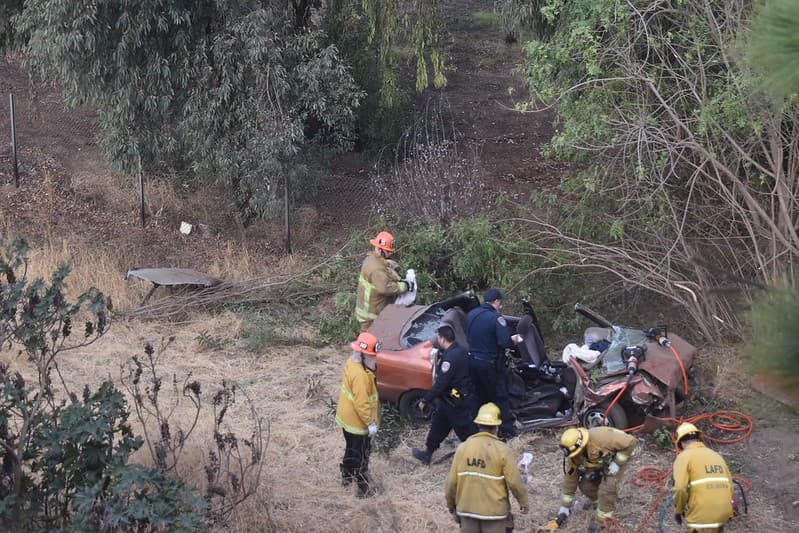 De acuerdo con el reporte del LAFD, los bomberos encontraron a dos hombres adultos "en estado crítico que estaban atrapados", dentro del vehículo.