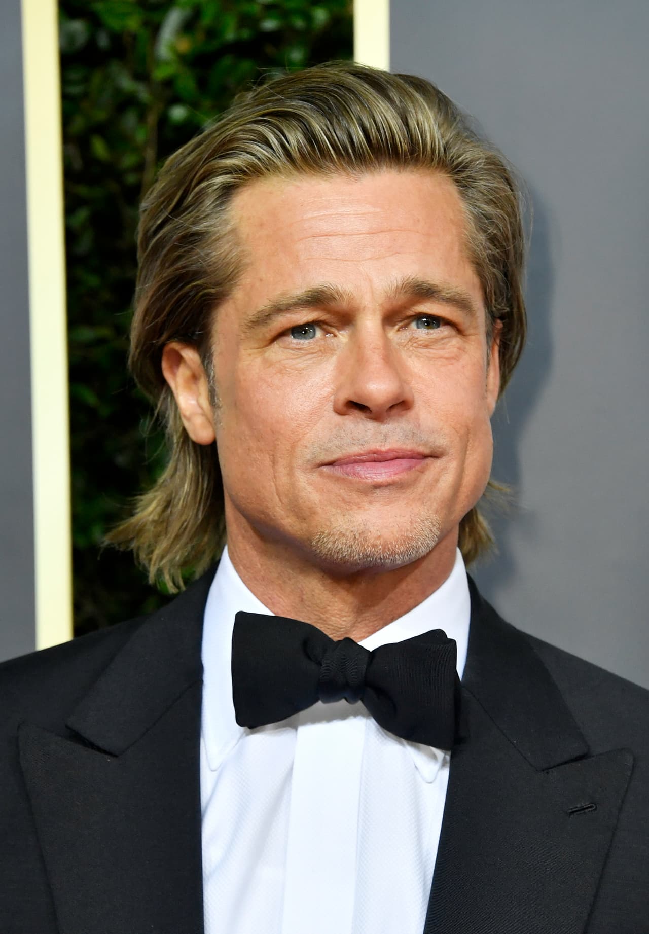 Brad Pitt fue electo como Mejor actor de reparto por 'Once Upon a Time ... in Hollywood'. Al agradecer el galardón, mencionó que había querido invitar a su mamá, pero evitó hacerlo para que después no persiguieran a la mujer que lo había acompañado. Esto, en referencia a lo que le ha pasado 
<b><a href="https://www.univision.com/entretenimiento/disparejas/angelina-jolie-solicita-el-divorcio-a-brad-pitt">desde que se divorció de Angelina Jolie</a></b>, pues cada vez que sale con alguien, se la achacan como pareja.