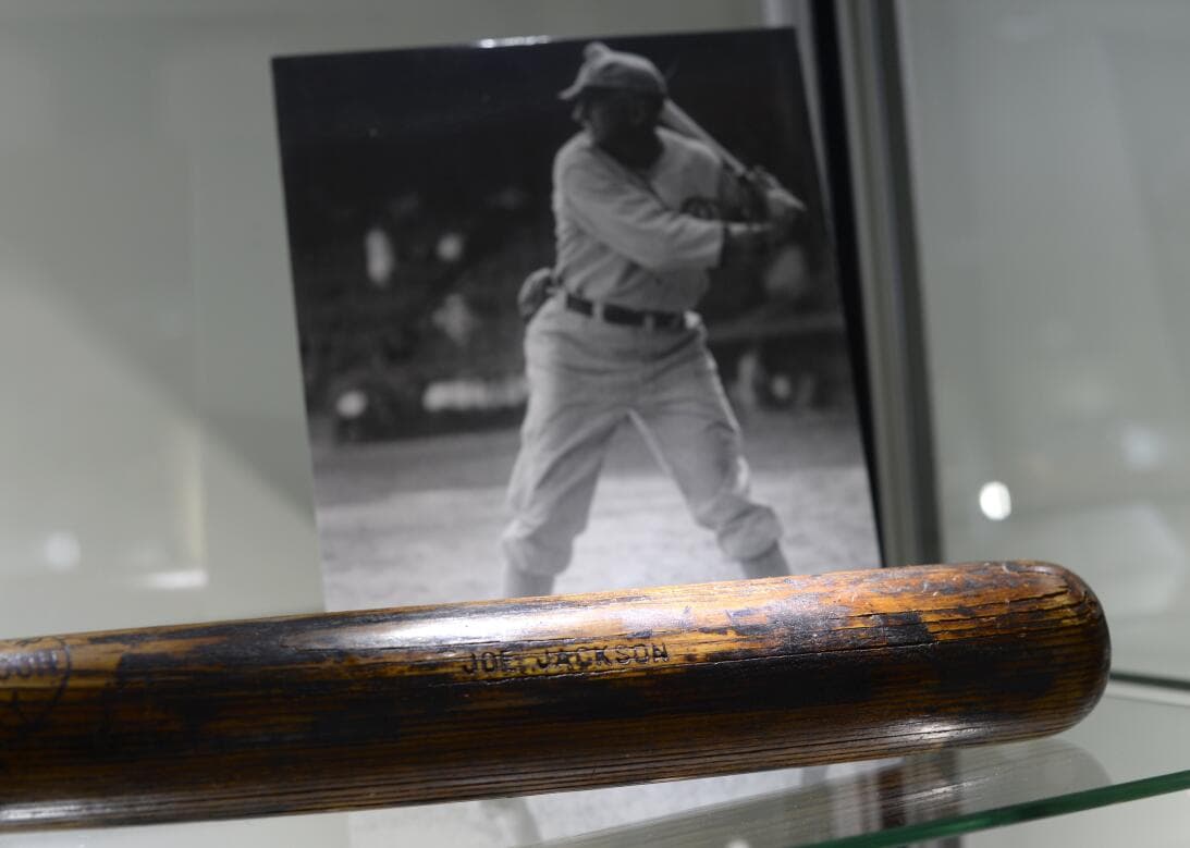En 2001 el sobrino del legendario beisbolista 
<b>Shoeless Joe</b> Jackson decidió subastar en eBay un bat que utilizaba su tío, que era conocido como 
<i>Black Betsy</i>. 
<b>La venta logró $577,610</b>.
<br>
<br>Tuvo que contratar los servicios de un experto en bates antiguos que autenticó el artículo para poder proseguir el proceso de subasta en ebay. Finalmente fue adquirido por el empresario Rob Mitchell, quien ahora lo exhibe en su oficina.