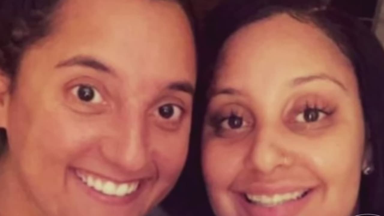 Un tatuaje llevó a dos compañeras de trabajo dominicanas a descubrir que son hermanas