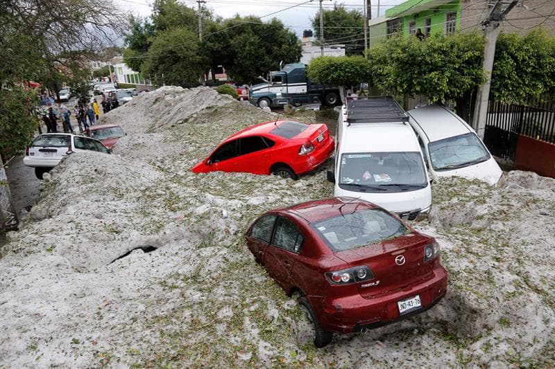 Autos sepultados por la acumulación de granizo en las calles de Guadalajara.