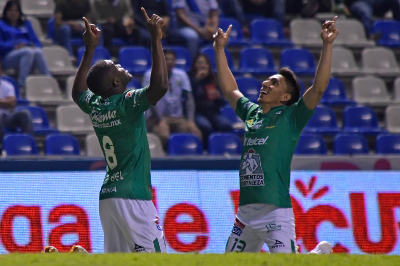 Joel Campbell (izquierda) anotó su primer gol del
<a href="https://www.univision.com/deportes/futbol/liga-mx/*">Clausura 2019</a>, el 3-0 del León al minuto 52' con un buen remate dentro del área.