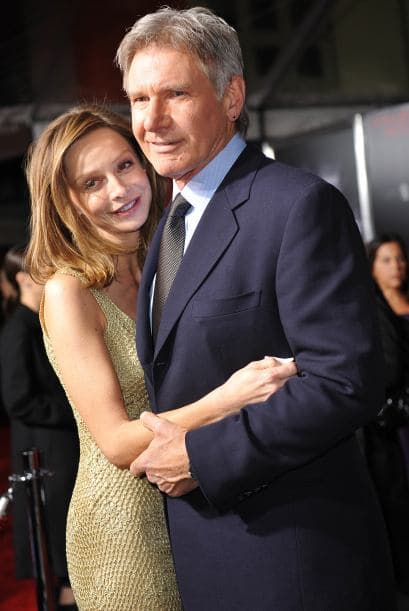 Calista Flockhart es otra de las que creen que para el amor no hay edad. La actriz de la serie 'Ally McBeal' y 'Brothers and Sisters' quedó prendada de Indiana Jones desde 2004, aunque tienen una diferencia de edad de 22 años.