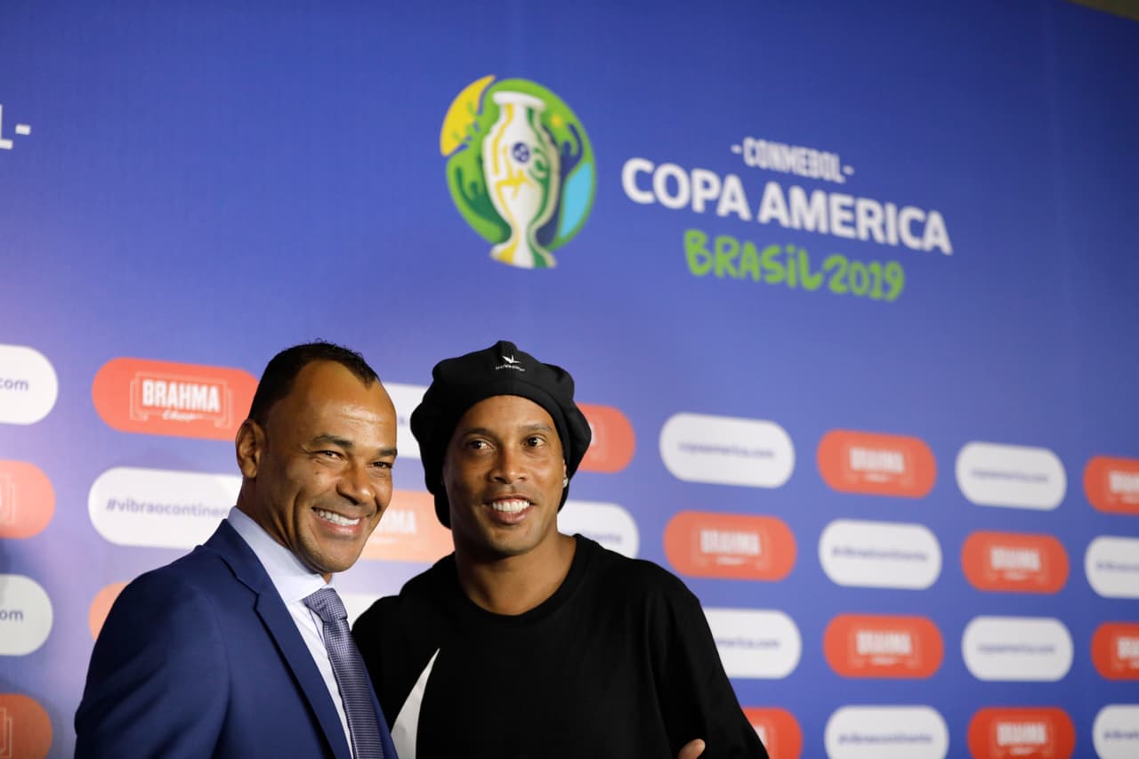 Dos leyendas del balompié brasileño: Cafú y Ronaldinho. Infaltables ambos. Uno, el primero, como parte de los presentadores en el sorteo, y el segundo, como invitado especial.