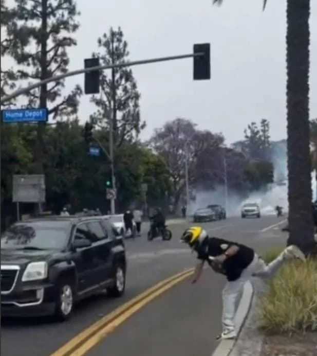 El cartel indica que el hombre también habría arrojado piedras a vehículos del gobierno sobre Alondra Boulevard, en donde había herido a un oficial federal.