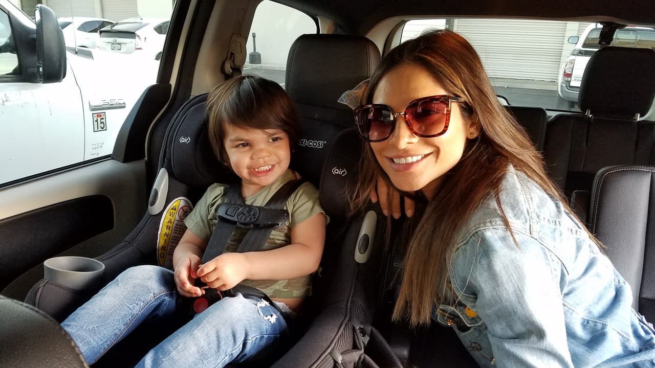 <b><a href="http://www.univision.com/shows/la-reina-de-la-cancion/las-mejores-fotos-de-los-looks-de-alejandra-espinoza-en-la-reina-de-la-cancion-fotos" target="_blank">Alejandra </a></b>llegó con 
<b><a href="http://www.univision.com/shows/la-reina-de-la-cancion/lo-sentimos-alejandra-matteo-y-su-papi-son-dos-gotas-de-agua-fotos" target="_blank">Matteo</a></b> a su primera sesión de fotos desde que vive en Los Ángeles y busca abrirse camino en la actuación. Desde lo natural hasta lo glamoroso, Alejandra jugó con varios estilos para abarcar todo tipo de personajes y llamar la atención de los productores. 
<b><a href="http://www.univision.com/shows/la-reina-de-la-cancion/capitulo-4-alejandra-la-de-tijuana-en-la-los-americanos-la-prefieren-al-natural-para-ellos-mas-es-menos-video" target="_blank">MIRA EL VIDEO</a></b>.