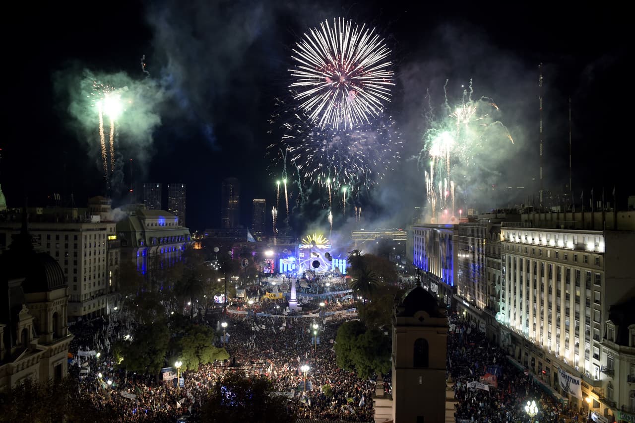 El tema del desfile de este año, anunciado como el desfile del Día de la Independencia más grande de Texas, es Vida, libertad y búsqueda de la felicidad. 
<a href="https://arlington4th.org/" target="_blank">Visite arlington4th.org</a> para obtener más detalles del evento.
<br>