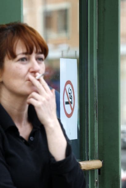 El gobierno español endureció la ley antitabaco ya que ahora está prohibido fumar hasta en algunos espacios abiertos.