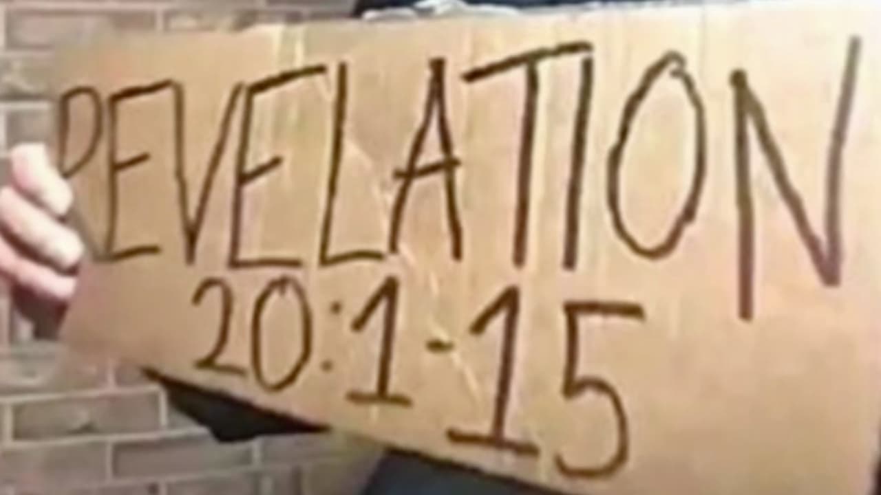 El 
<b>hombre porta un cartel con el versículo bíblico "Apocalipsis 20: 1-15"</b>, que habla sobre el fin del mundo.