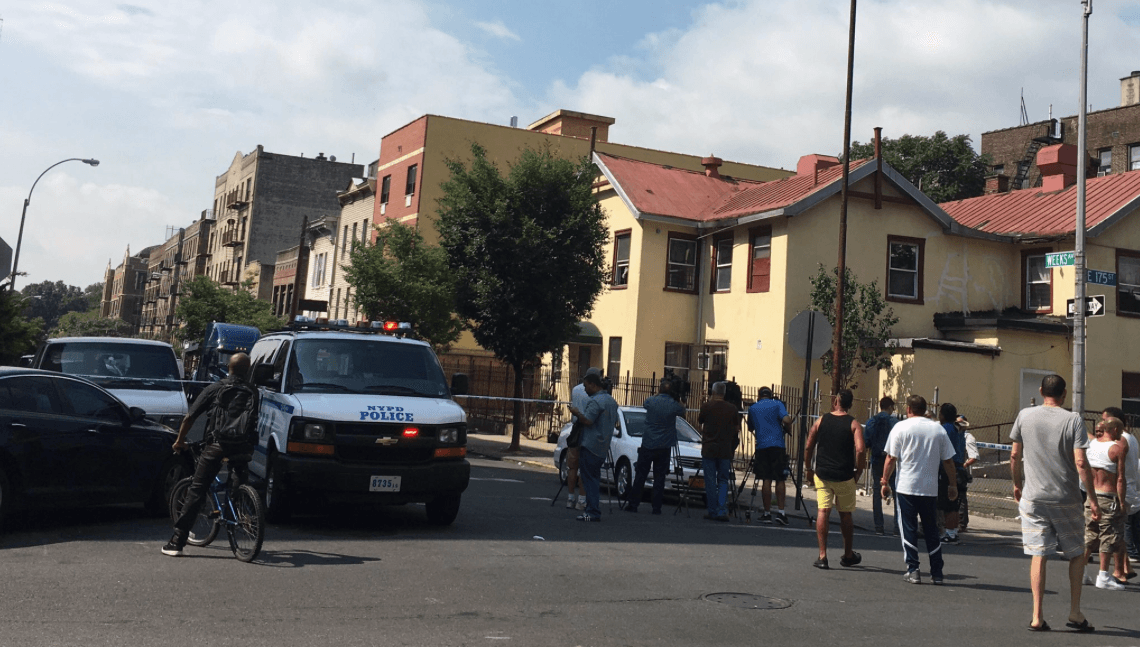 En la esquina de la calle 175 los vecinos intentaban conocer qué había pasado.