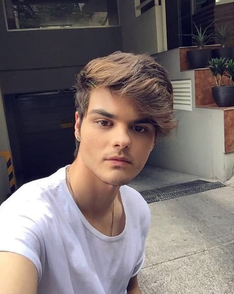 ABRAHAM MATEO. Él es uno de los nominados a la categoría Mi Artista Pop / Rock con mucho estilo. Para empezar, te aconsejamos que si te gusta traer la melena larga lo pienes de esta manera: rebajado a los lados y un copete con volumen.