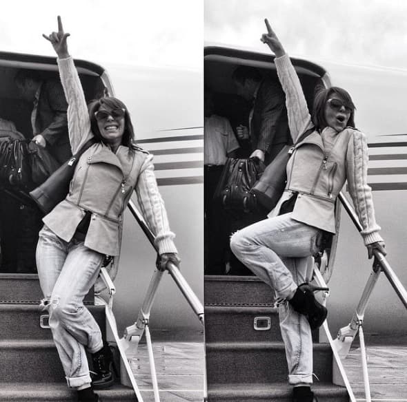 No te compliques, con unos jeans, zapatos altos y un blazer corto armarás el atuendo ideal del día.