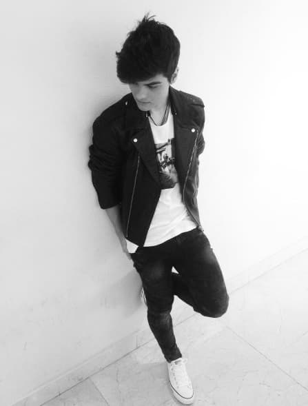 Las chaquetas y las playeras blancas con algún estampado son necesarias si deseas estar al día. Con este atuendo sí que podrás verte como un rockstar.