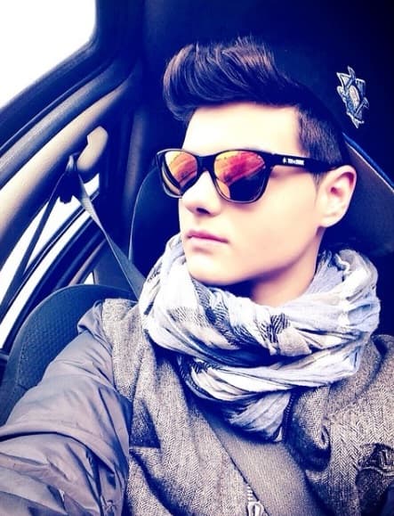 Por cierto, Abraham tampoco se olvida de usar unas lindas gafas de sol para ir de caminata o manejando en el auto.