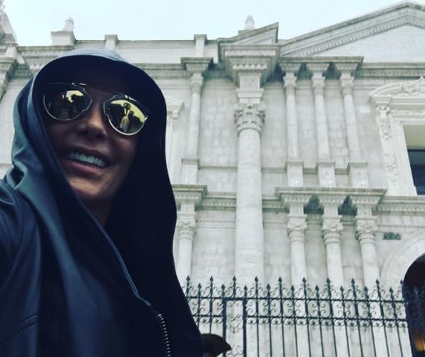 Una buena sudadera y gafas solares estilo vintage no pueden faltar en tu guardaropa.