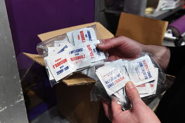 La única manera de prevenir por completo las ETS es la abstinencia de sexo oral, vaginal o anal. Pero otras medidas pueden reducir el riesgo de contraerlas: hablar con la pareja sobre métodos de prevención como el uso del preservativo, vacunarse para aquellas que hay vacunas disponibles como en es el caso del VPH, uso del condón siempre que haya sexo oral, anal o vaginal, ser monógamo y evitar el uso de drogas o alcohol durante el sexo.