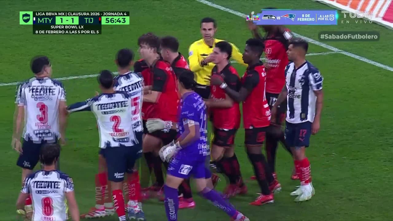 ¡Se arma la bronca entre Rayados y Xolos por dura entrada sobre el 'Tecatito'!