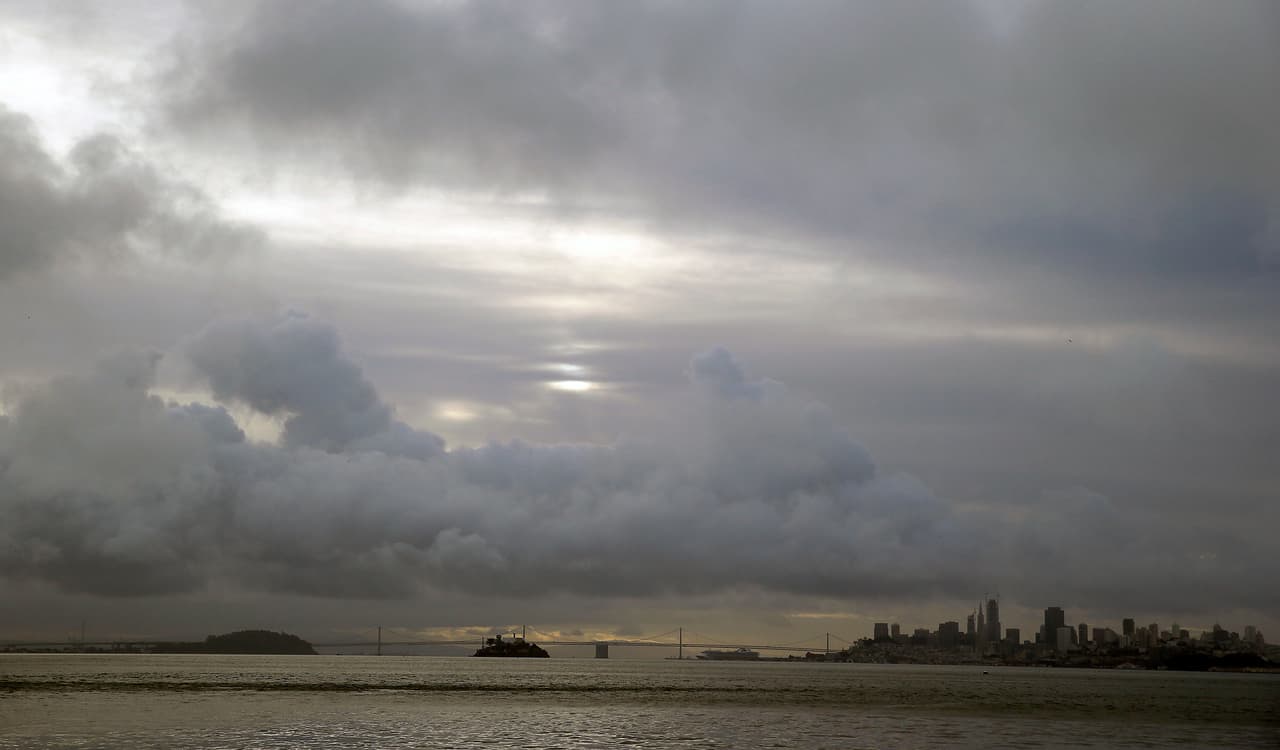El cielo de San Francisco empieza a despejarse de nubes el lunes 9 de enero, jornada de tregua lluviosa tras el paso del 
<b><a href="http://www.univision.com/los-angeles/kmex/noticias/inundaciones/el-mayor-rio-atmosferico-en-una-decada-en-california-causas-multiples-inundaciones-en-el-norte-del-estado">río atmosférico</a></b> y en víspiera de la llegada de nuevas precipitaciones.