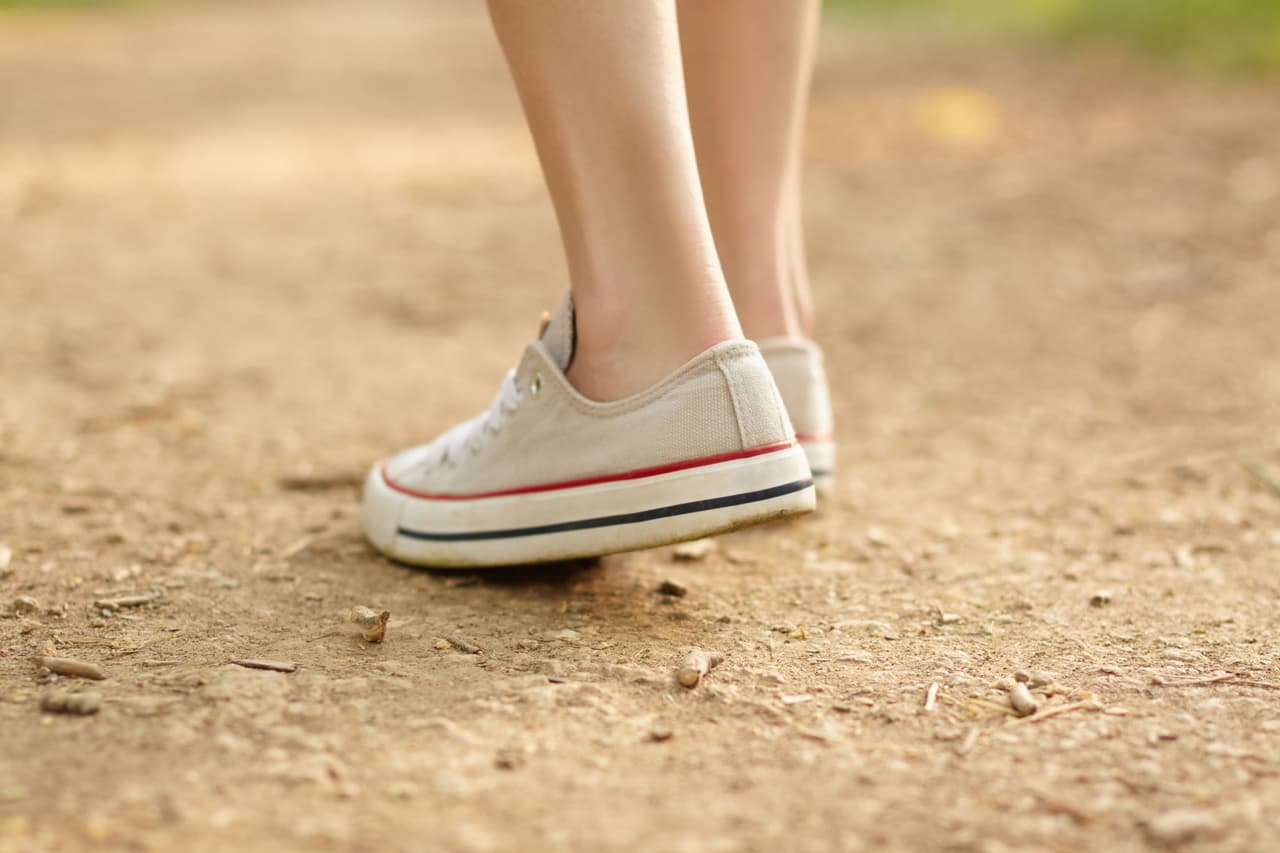 <b>No los pises.</b> A veces resulta iimposible evitar que la gente nos pise nuestro calzado cuando caminamos, pero lo que sí es evitable es que tú mismo te los pises cuando estás esperando de pie a alguien o al transporte.