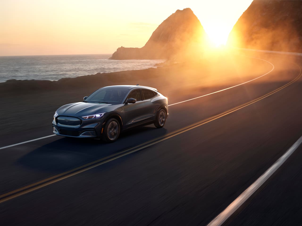 Dos configuraciones intermedia le acompañan: la First Edition y la California Route 1.