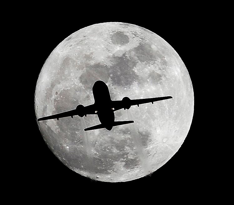 Un avión pasa por delante de la luna en su camino al Aeropuerto de Los Ángeles (California).