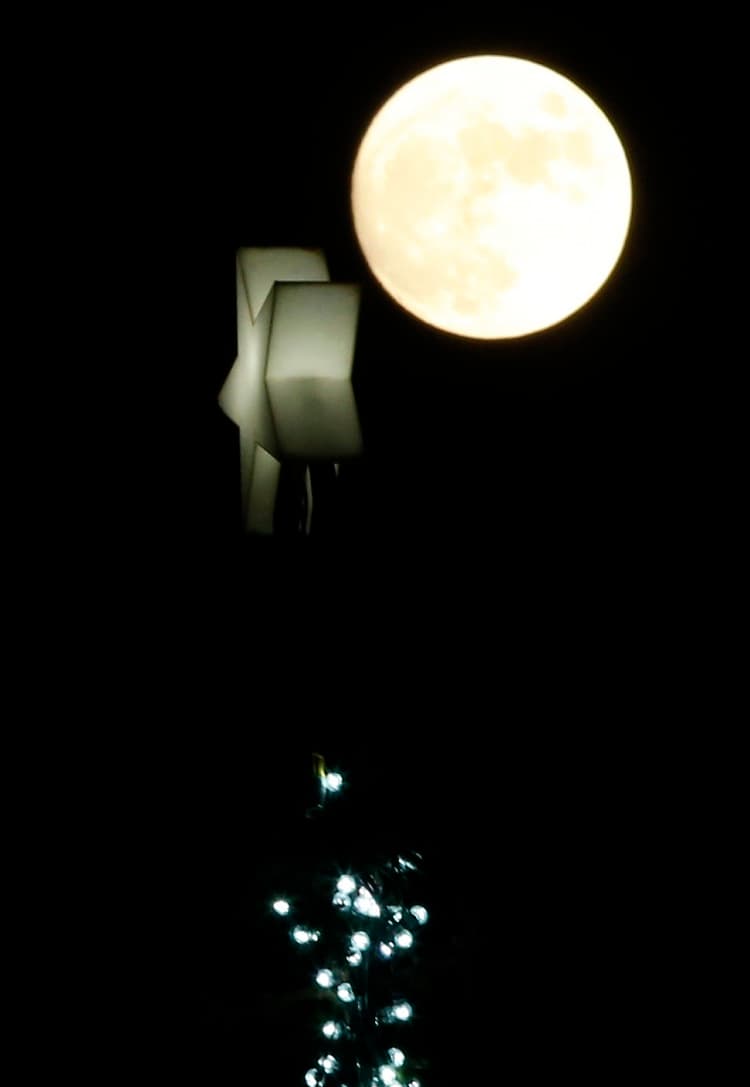 La luna sobre el árbol de Navidad en Trafalgar Square en Londres.