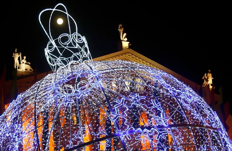 Una bola de Navidad gigante "acogió" al astro en Minsk, Bielorrusia.