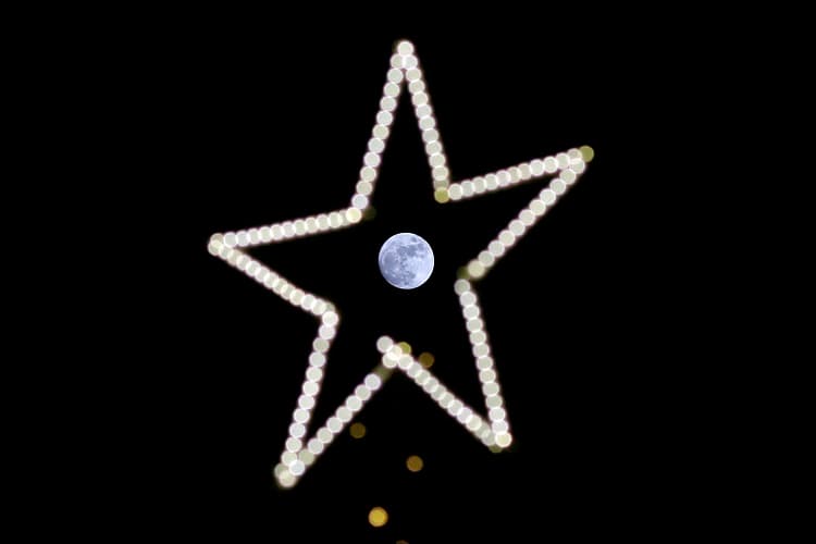 El astro tras la estrella que corona un árbol de Navidad en Beirut (Líbano)