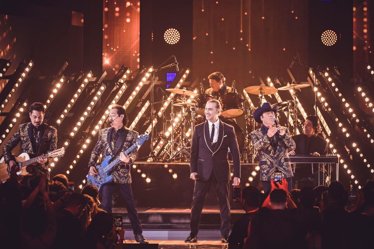 Al centrarse en el escenario el hijo de
<b><a href="https://www.univision.com/musica/en-shock-j-balvin-y-bad-bunny-comparten-escenario-con-daddy-yankee-y-no-lo-superan-video">Vicente Fernández</a></b>, Jorge y Hernán Hernández, el público comenzó a aplaudir.