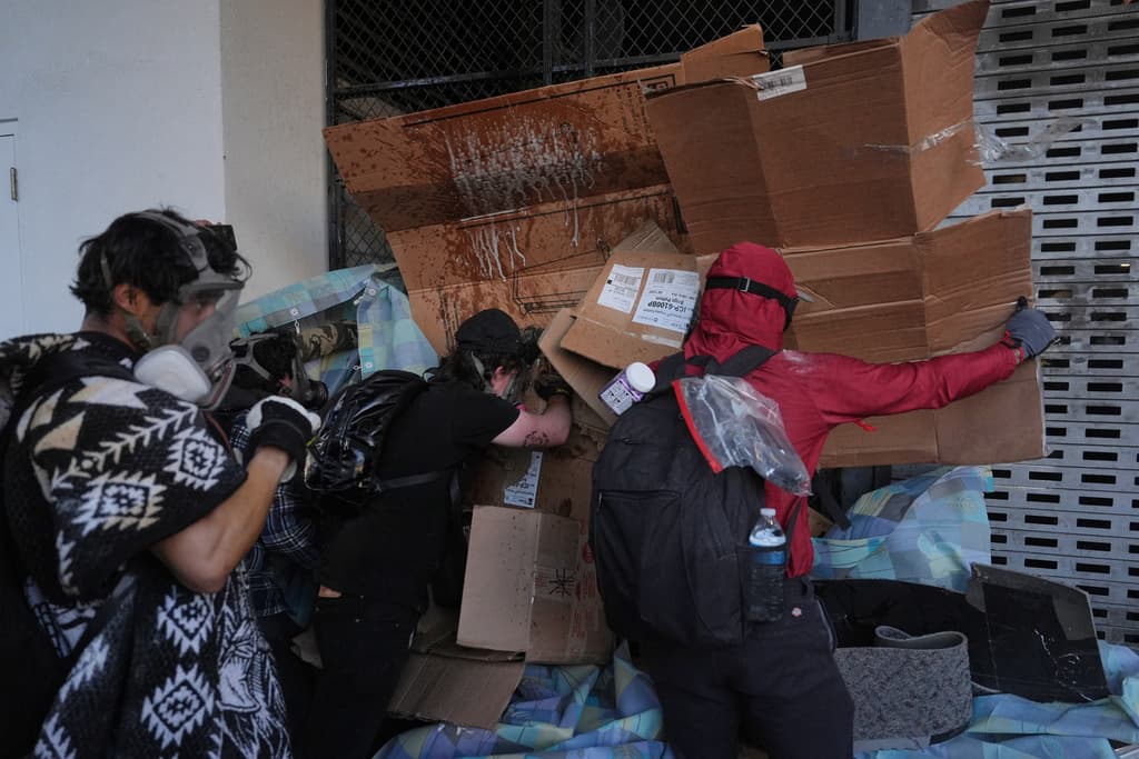 Algunos manifestantes arrojaron objetos a los agentes, quienes permanecieron dentro del edificio sin intervenir inicialmente.