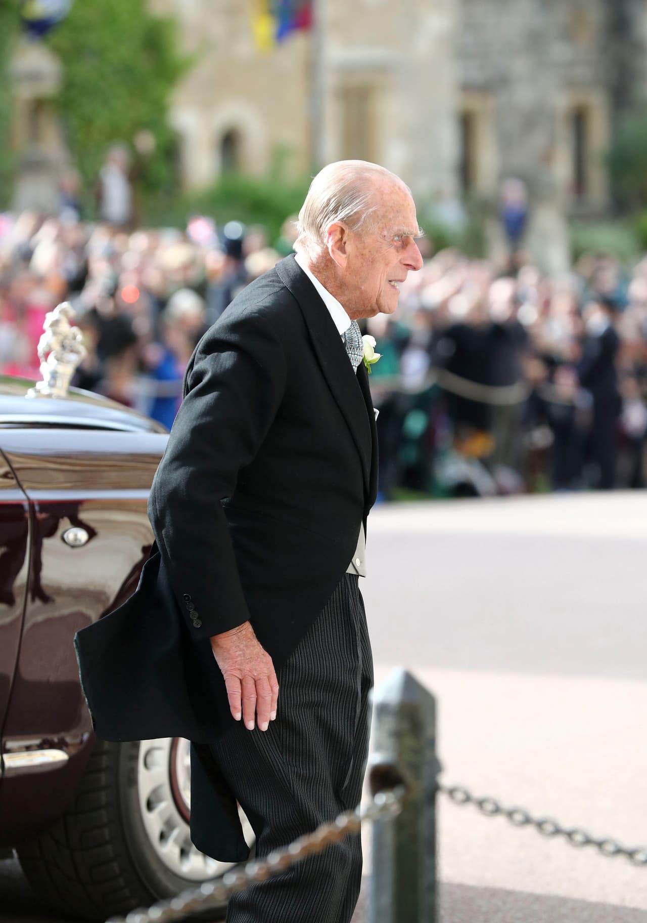 Roy Warne dijo a la BBC Radio que él y otro hombre ayudaron a liberar al bebé del primer vehículo. Después, auxilió al esposo de Isabel II, quien estaba atrapado con las piernas atoradas en su auto. El hombre dijo que el príncipe Philip fue muy amable y que al salir de su carro preguntó si los tripulantes del otro vehículo se encontraban bien.