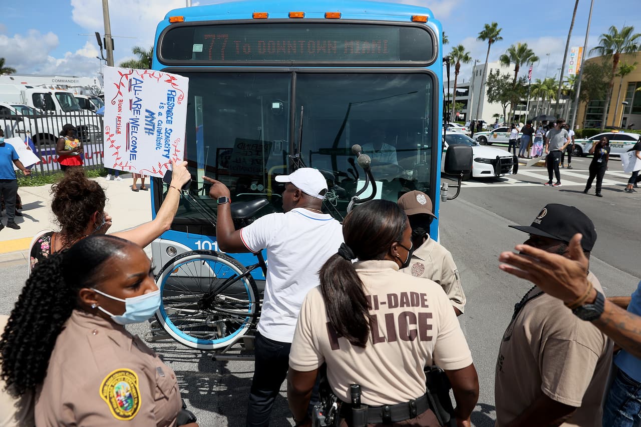 La legislación impide que agencias locales hagan negocios con empresas de transporte que traigan a los indocumentados.