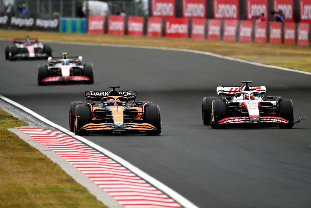 El neerlandés 
<b>Max Verstappen</b> (Red Bull) reforzó este domingo su ventaja al frente del Mundial de Fórmula Uno al ganar el 
<b>Gran Premio de Hungría</b>, el decimotercero del campeonato, que se disputó este domingo en el Hungaroring, mientras que su compañero, el mexicano 
<b>Sergio 'Checo' Pérez</b>, terminó en el quinto lugar.