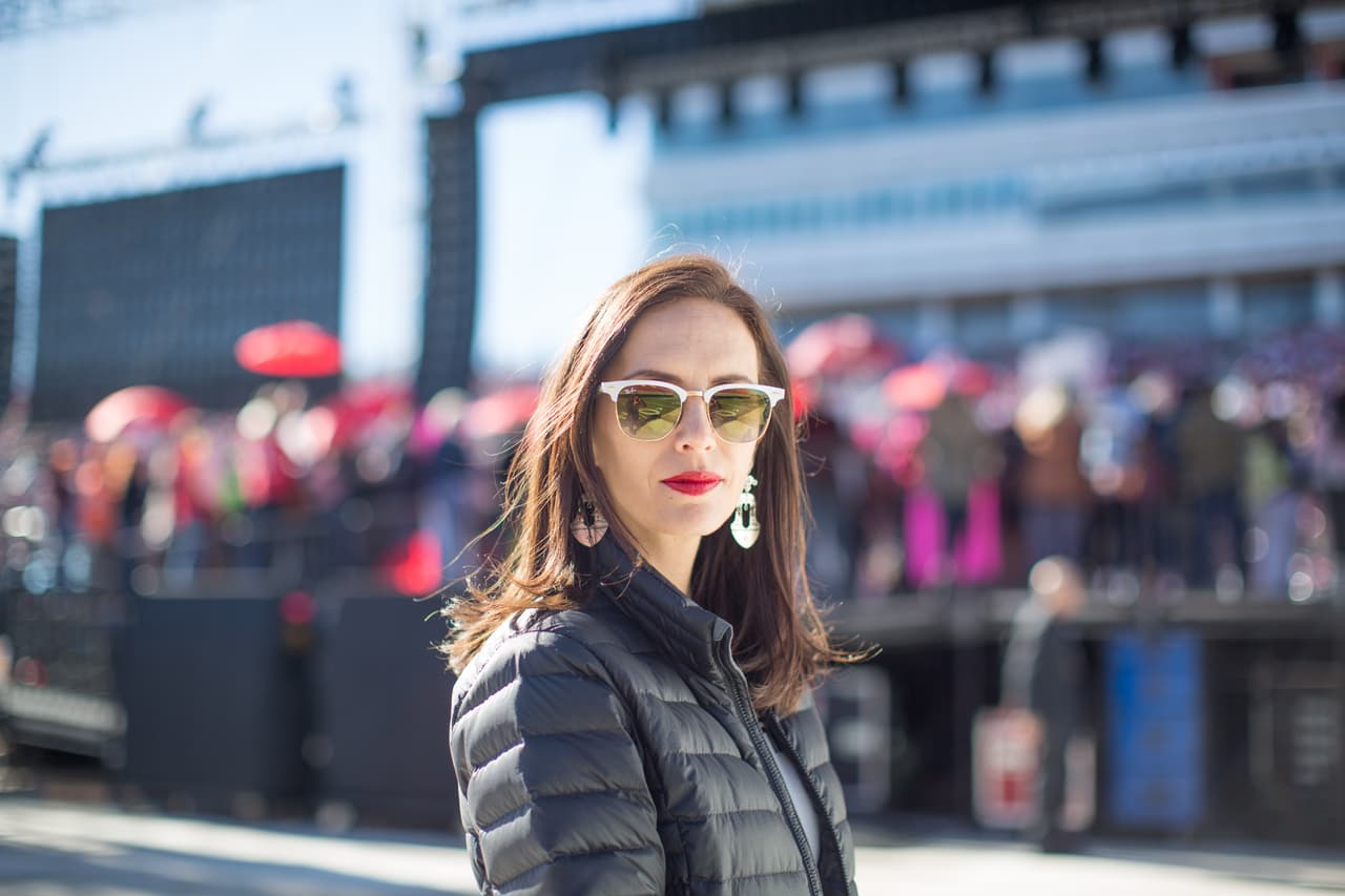 Paola Mendoza es la directora artística de la Marcha de las Mujeres y una de las creadoras del libro
<a href="https://books.google.com/books/about/Together_We_Rise.html?id=6gEyDwAAQBAJ&printsec=frontcover&source=kp_read_button#v=onepage&q&f=false">"Together we rise"</a> (Juntas nos levantamos), que
<b>recopila testimonios y momentos de la manifestación histórica de hace un año</b>, que fue publicado justo para el primer aniversario.